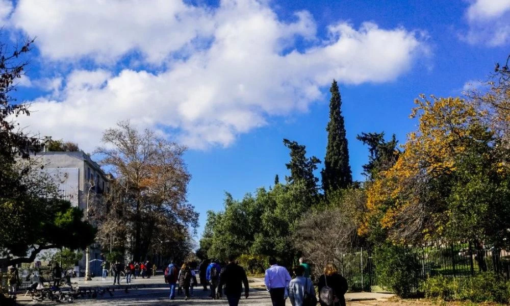 Καιρός: Αραιές νεφώσεις σήμερα και υψηλές για την εποχή θερμοκρασίες